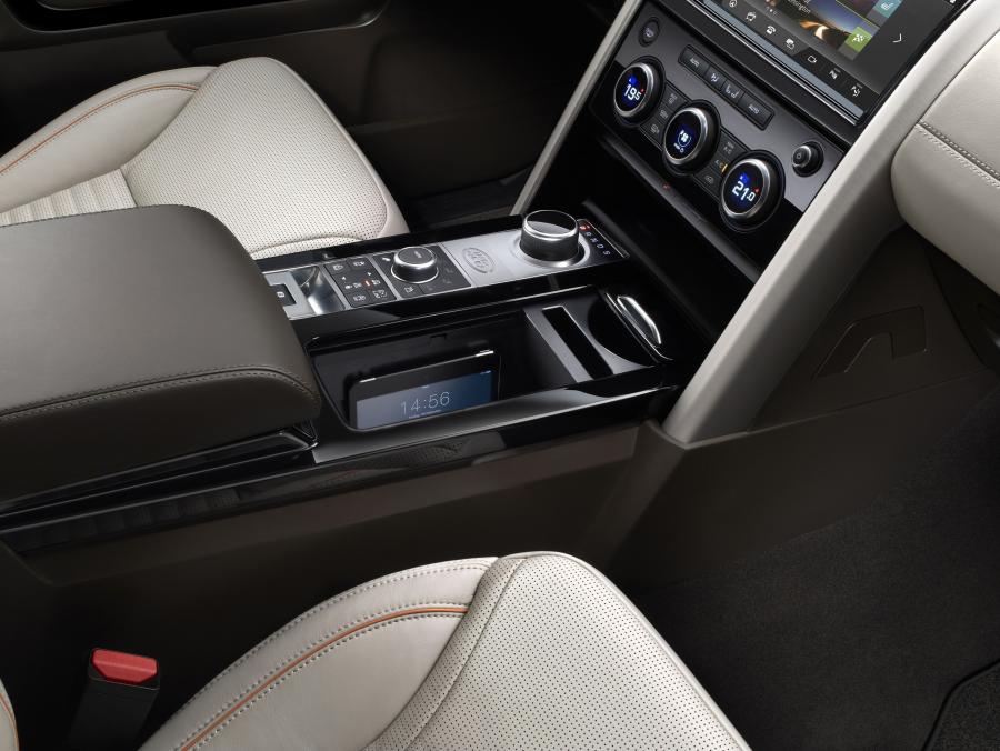 Детали интерьера Land Rover Discovery HSE 2017 года  (фото 79 из 96)